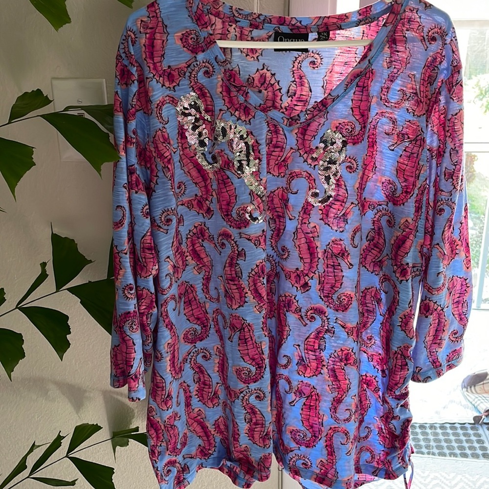 Women’s V-neck T-shirt with seahorses size 3X very soft little sparkly to